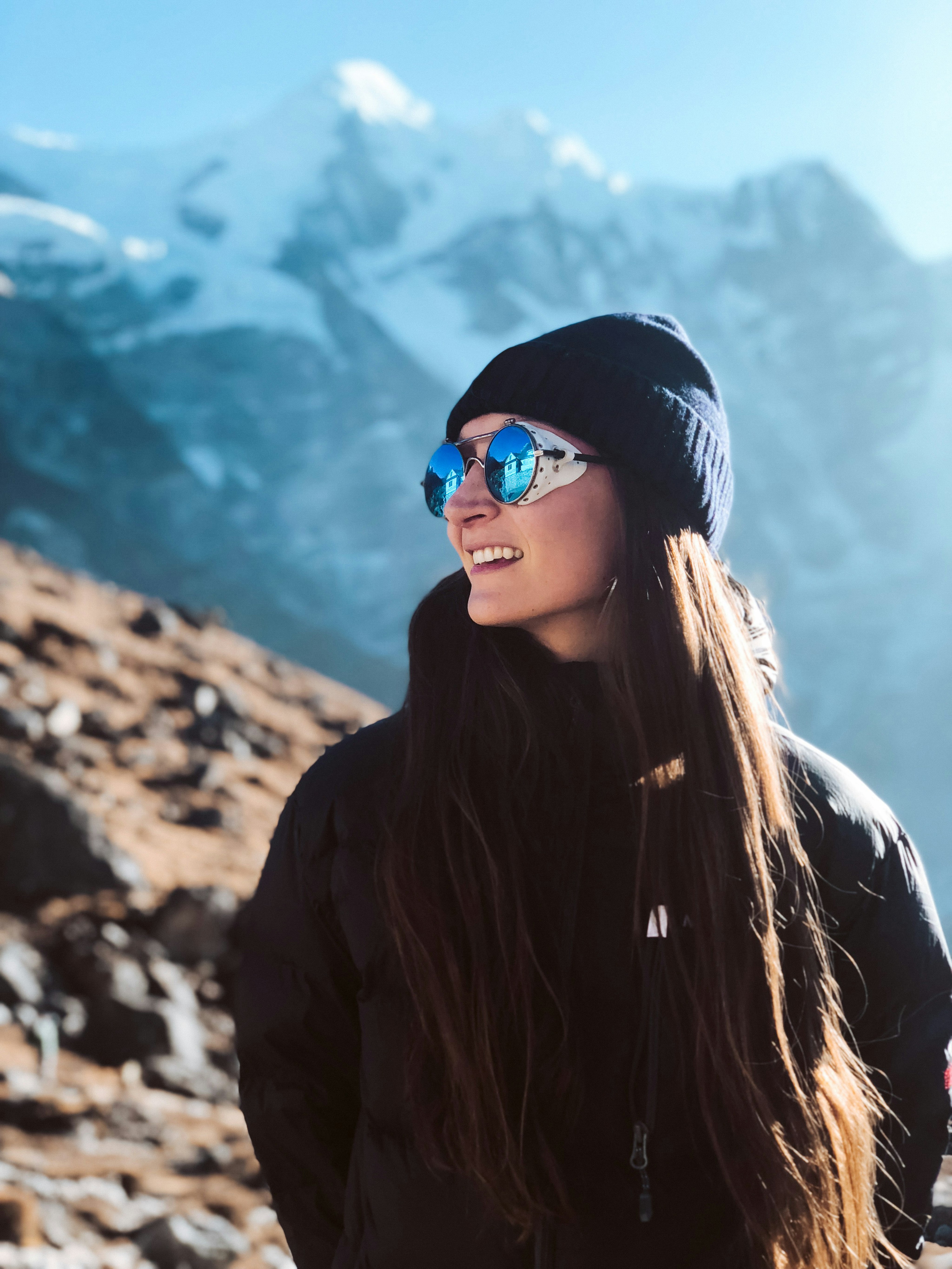 Jeune Femme Sur Des Lunettes De Ski Et Du Matériel De Snowboard à La  Montagne Faisant Des Activités